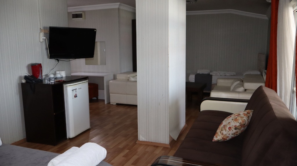 Suit Oda - TV & Minibar Köşesi